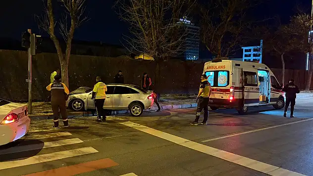 Kayseri'de kontrolden çıkan otomobil ağaca çarptı - Yaralılar var!