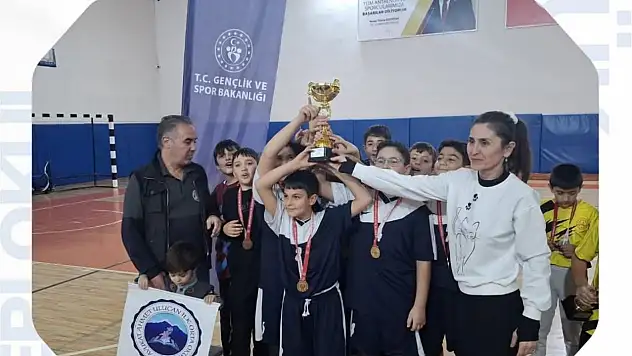 Kayseri'de küçük erkekler voleybol il müsabakaları tamamlandı!