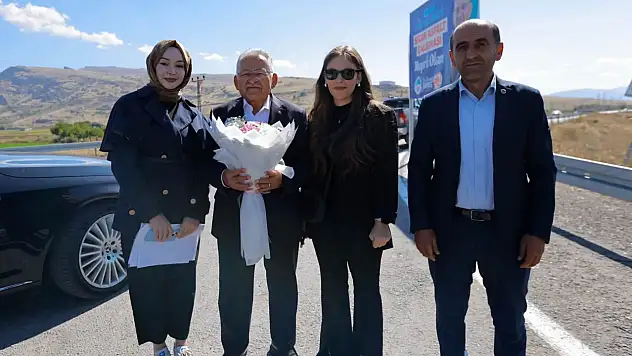 Kayseri'de mahalle muhtarından Büyükkılıç'a çiçekli karşılama