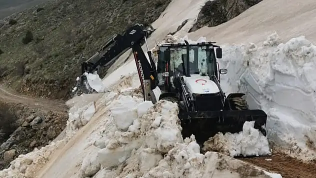 Kayseri'de metrelerce kar aşılıp yollar ulaşıma açıldı