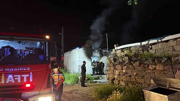 Kayseri'de metruk ev alevlere teslim oldu! Mahalleli sokağa döküldü