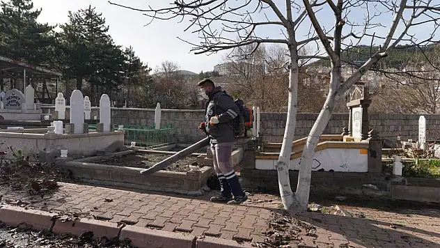 Kayseri'de mezarlıklar bayrama hazır!