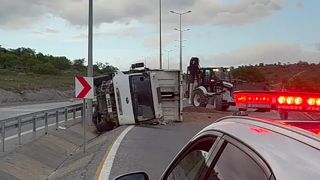 Kayseri'de mıcır yüklü kamyonet devrildi!