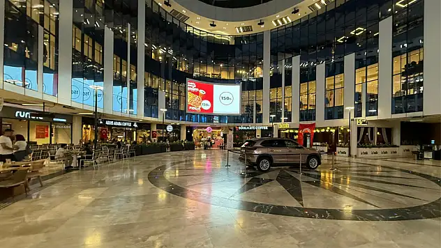 Kayseri'de milli maç için dev ekranda canlı yayın!