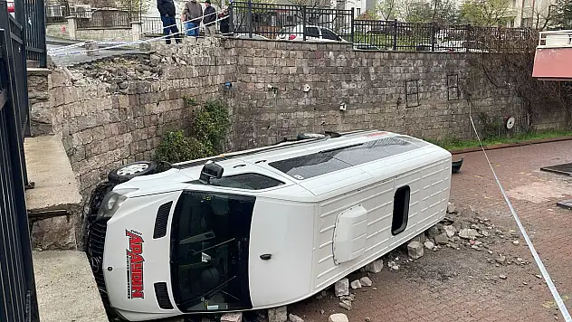 Kayseri'de minibüs 6 metre yükseklikten devrildi: 1 yaralı