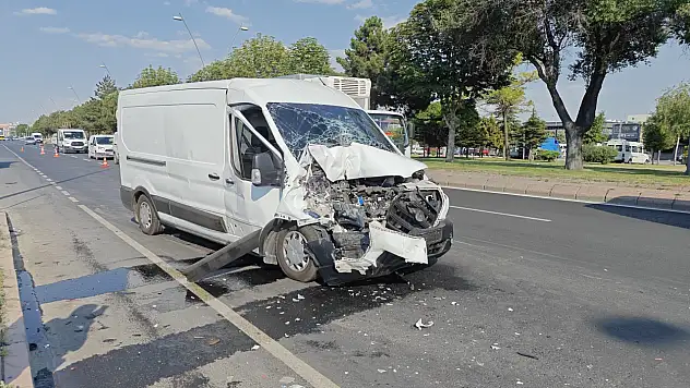 Kayseri'de minibüs kamyona çarptı: 1 kişi yaralandı