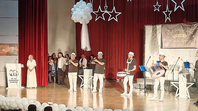 Kayseri'de minik öğrencilerin mezuniyet coşkusu