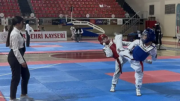 Kayseri'de minik tekvandocular tatamide buluştu! 150 sporcu kıyasıya yarıştı