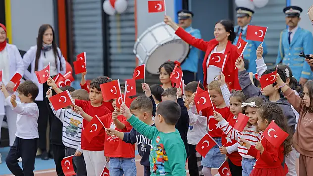 Kayseri'de miniklerden Cumhuriyet coşkusu! Türk bayraklarıyla unutulmaz kutlama
