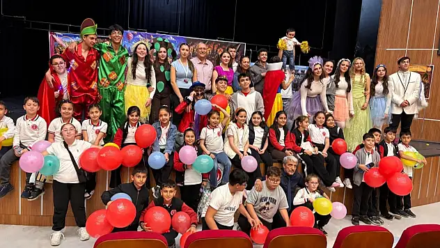 Kayseri'de miniklere özel ücretsiz tiyatro şöleni yoğun ilgi gördü!