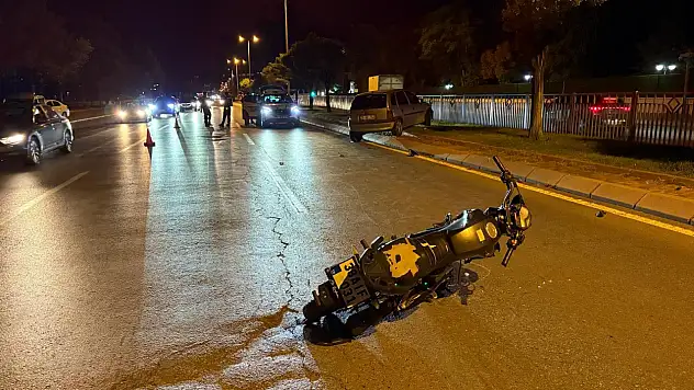 Kayseri'de motosikletle çarpışan otomobil refüje çıktı: 3 yaralı