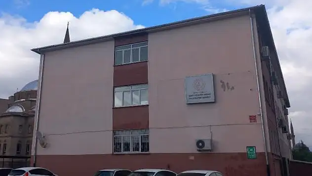 Kayseri'de o okul için deprem endişesi! Gözler binadaki izlere çevrildi
