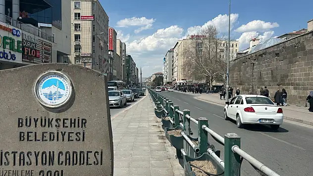 Kayseri'de ofisler boş kaldı: Erkilet Bulvarı'nın kalbinde kiralık ilanları dikkat çekiyor…