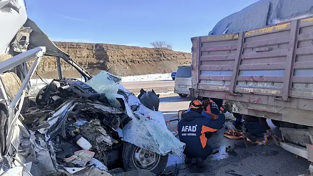 Kayseri'de öğrenci servisi tıra çarptı: Çok sayıda kişi yaralandı!