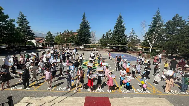 Kayseri'de öğrencilerin karne heyecanı: Kimi mutlu, kimi üzgün…