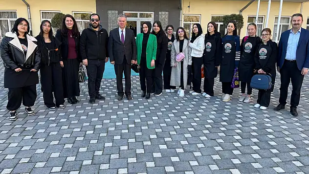 Kayseri'de öğretmenler ve öğrenciler huzurevi sakinleriyle bir araya geldi