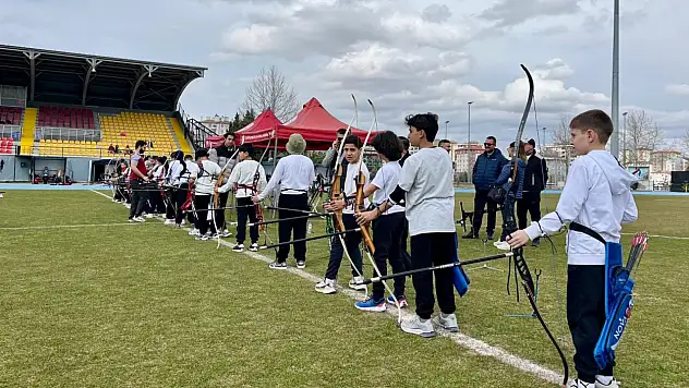 Kayseri'de Okçuluk Küçükler İl Birinciliği müsabakaları sürüyor