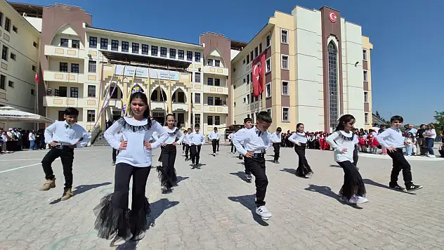 Kayseri'de okul bahçesi şenlik alanına döndü! Öğrenciler sürpriz hediyeler için yarıştı