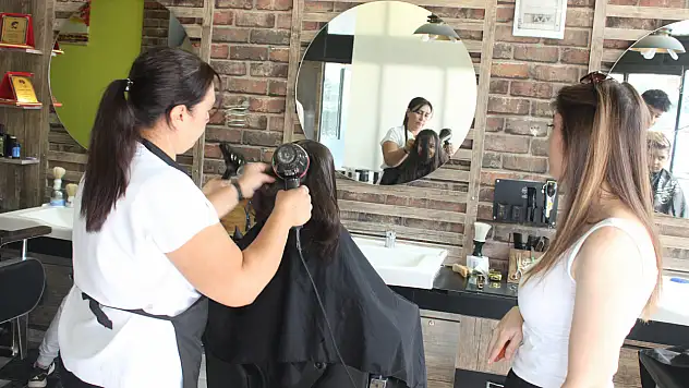 Kayseri'de örnek muhtar: Çocukların saçlarını ücretsiz kesiyor