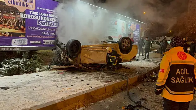 Kayseri'de ortalık savaş alanına döndü: Biri takla attı diğerinin motoru yerinden çıkıp fırladı!
