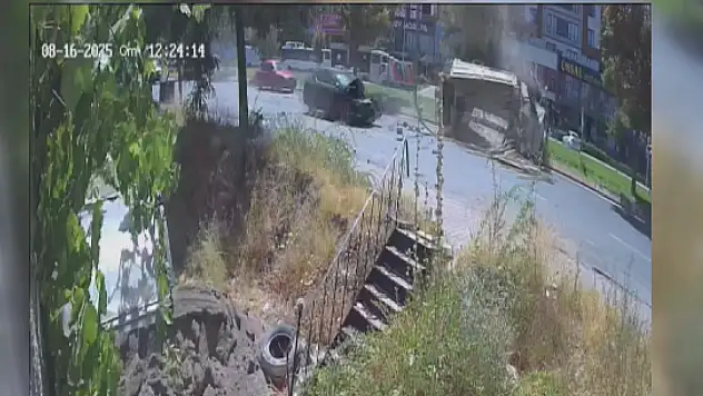 Kayseri'de otomobil kamyonete çarptı: 4 yaralı!