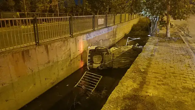 Kayseri'de korkutan kaza! Otomobil kanala uçtu, 2 kişi yaralandı