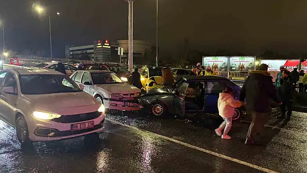 Otomobil kırmızı ışıkta bekleyen 5 araca birden çarptı!