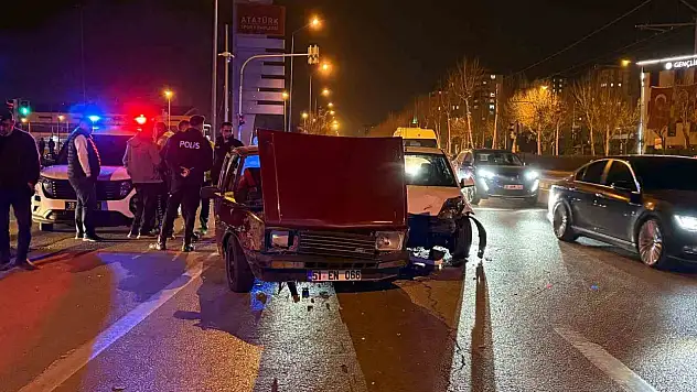 Ahmet Gazi Ayhan Bulvarı'nda trafik kazası: İki otomobil çarpıştı!