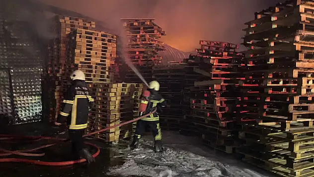 Palet Üretim Tesisi'nde korkutan yangın!