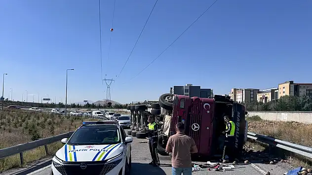 Kayseri'de pancar yüklü tır devrildi: Sürücü yaralandı!