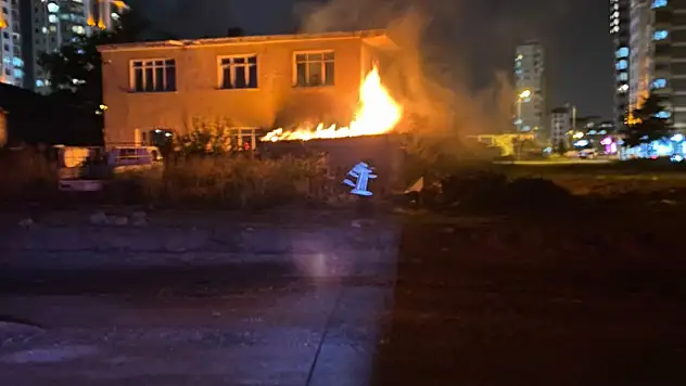 Kayseri'de panik anları: İki binayı ateşe verdiler!