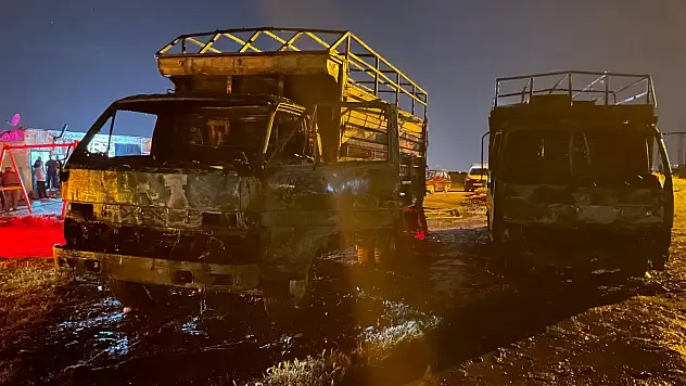 Kayseri'de park halindeki 2 kamyon yandı!