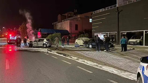 Kayseri'de park halindeki 3 araca çarpan otomobil, alevlere teslim oldu!