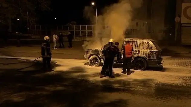 Kayseri'de park halindeki lüks araç yandı!