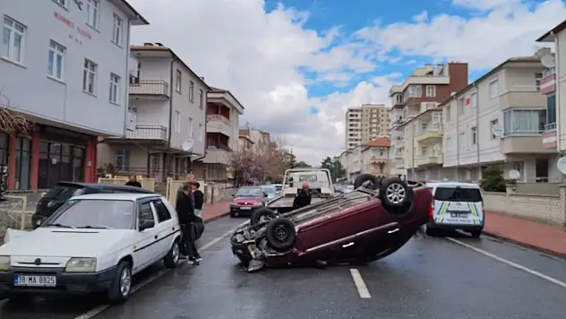Kayseri'de park halindeki otomobile çarpan araç devrildi - Yaralılar var!