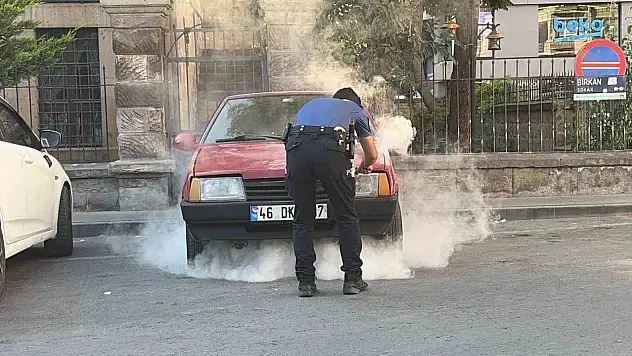 Kayseri'de park halindeki otomobil yangınına polis ekipleri yetişti!