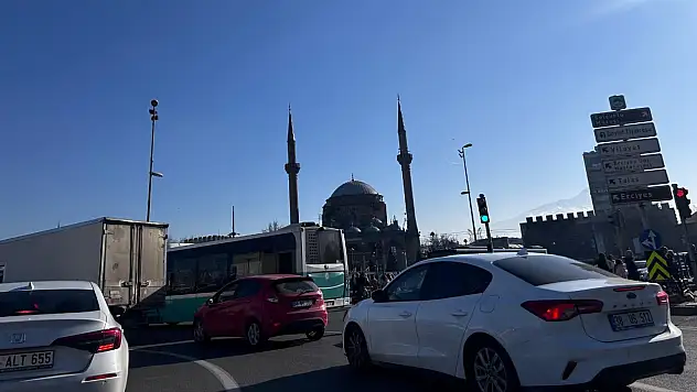 Kayseri'de park yeri arayışı artıyor: Araç sayısı rekor kırdı!