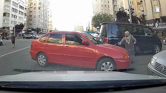 Kayseri'de park yeri kavgası kamerada! Yaşlı kadının üzerine otomobilini sürdü