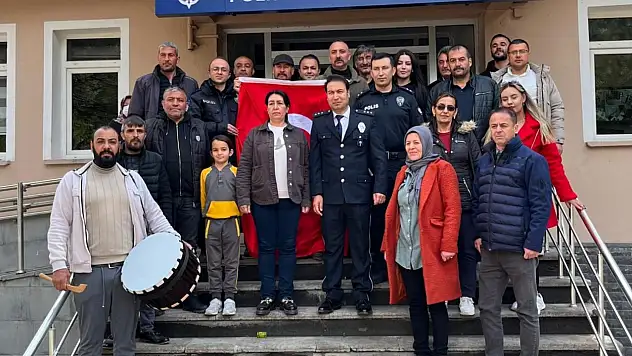 Kayseri'de polis merkezine sürpriz! Davul zurnayla gittiler…
