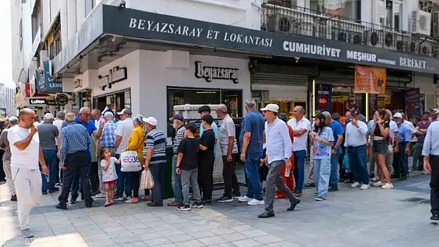 Kayseri'de protokol vatandaşlara aşure ikram etti