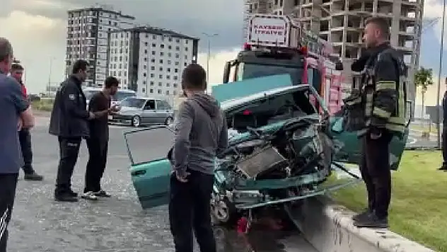 Kayseri'de refüje çıkan otomobil hurdaya döndü: Çok sayıda yaralı var!