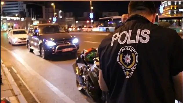 Kayseri'de ruhsatsız silahlar ve asker kaçakları yakalandı!