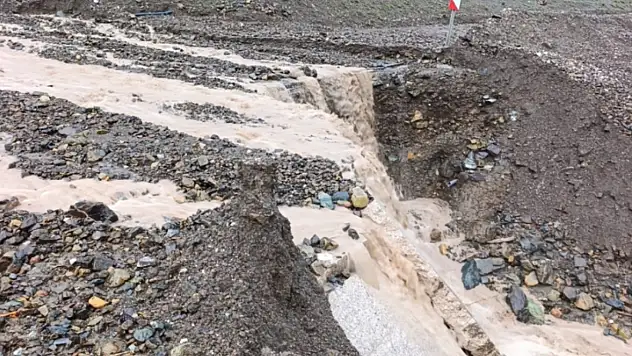Kayseri'de sağanak hayatı vurdu: Yol kapandı