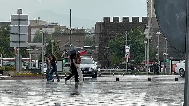 Kayseri'de sağanak sonrası cadde ve sokaklar göle döndü