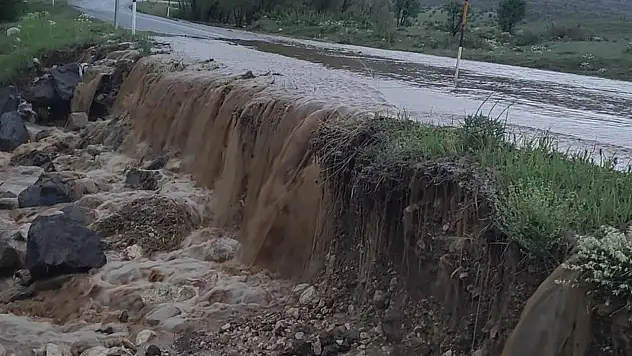 Kayseri'de sağanak yağış etkili oldu - Tomarza'da ana yol sular altında kaldı!