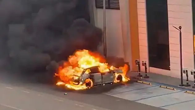 Kayseri'de şarj istasyonunda korku dolu anlar: Elektrikli araç alev topuna döndü!