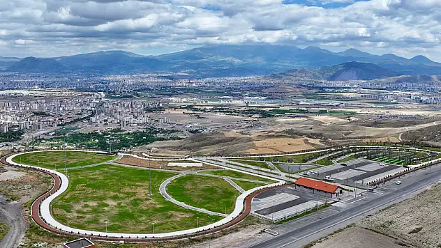 Kayseri'de şehir manzaralı millet bahçesi