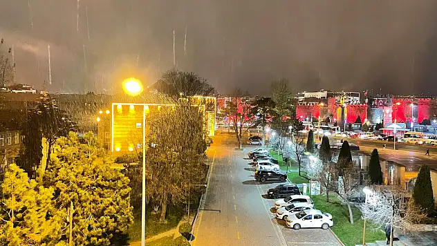 Kayseri'de şehir merkezine beklenen kar yağışı başladı!