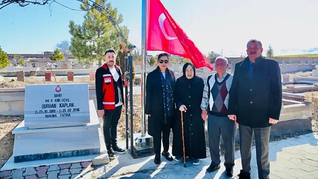 Kayseri'de şehit mezarlıkları bayram öncesi özenle hazırlanıyor