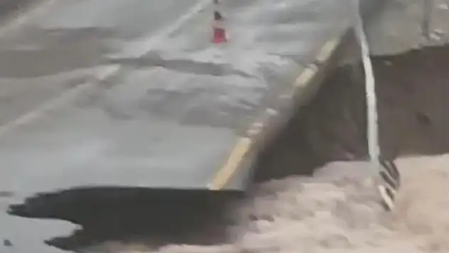 Yahyalı'da sel yolu çökertti
